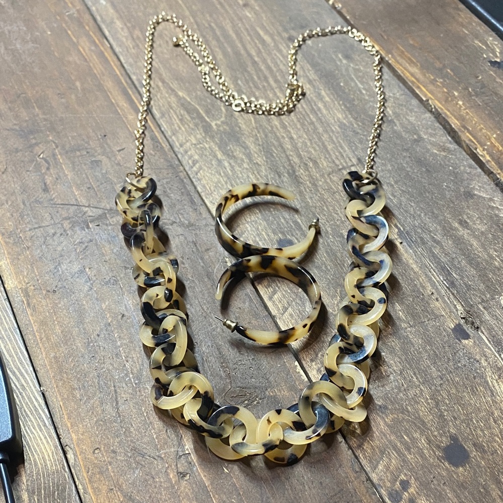 Stylish Tortoise Shell Necklace and Earrings Set on Gold Tone Chain